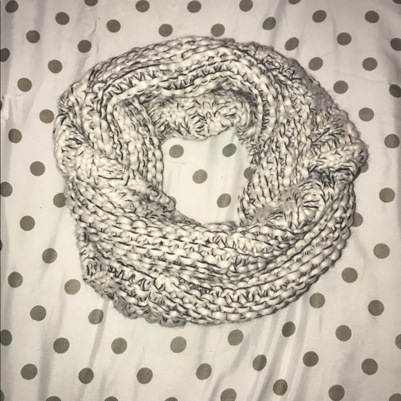 NWT Express Cable Knit Snood in Oatmeal - Picture 2 of 5